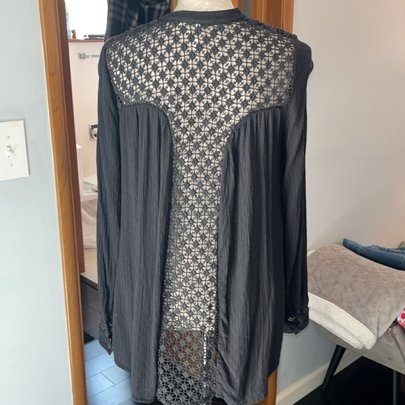 Free People The Best Blouse Oversized Crinkle Crochet Lace Top Black Size Small - Picture 4 of 9